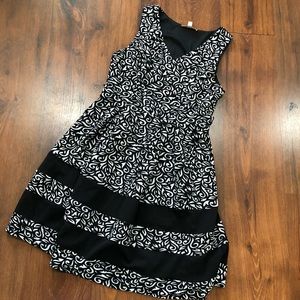 Haani v neck sleeveless dress black and white EUC